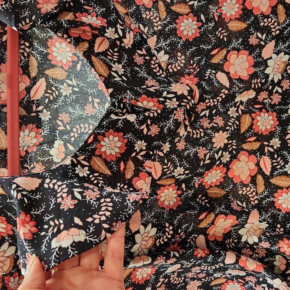 Loft Outlet Black Print Blouse. 3/4 Sleeve, Pullover, Ruffle V Neck, Medium - Picture 6 of 7